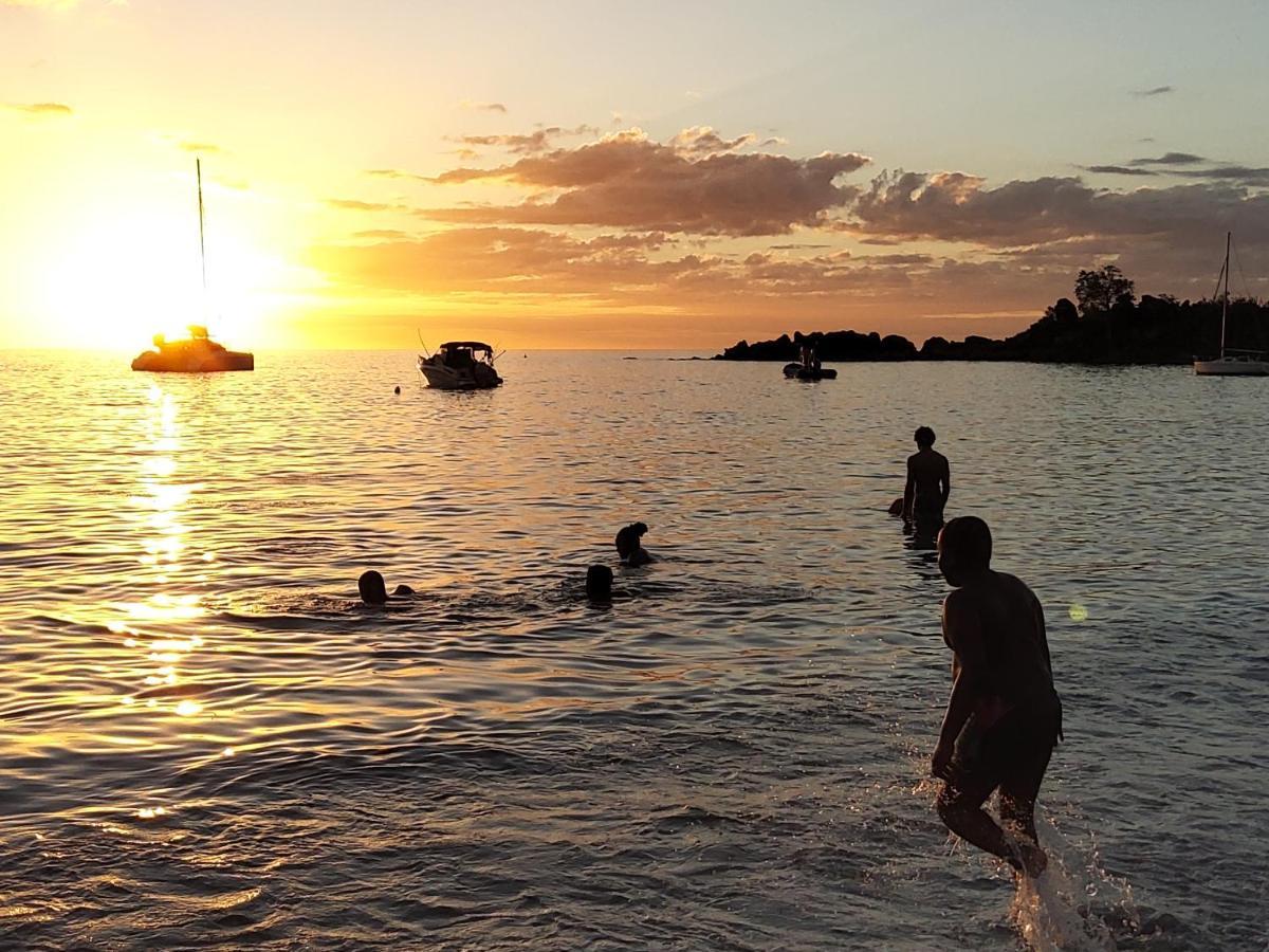 Les Gites Du Domaine De Petite-Anse Bouillante Bagian luar foto