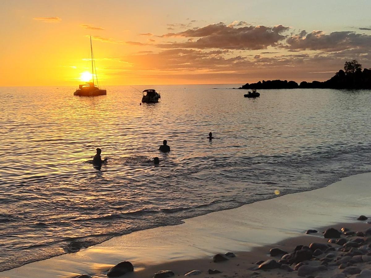 Les Gites Du Domaine De Petite-Anse Bouillante Bagian luar foto